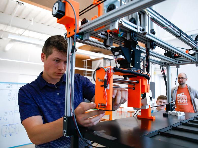 电子机械工程技术学生在新肯辛顿的数字铸造厂工作
